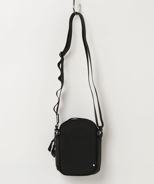 incase(インケース)の「INCO250011-BLK Incase Tracks Small Shoulder Pouch(ショルダーバッグ・メンズ・ブラック・ONE SIZE)」の11枚目の写真
