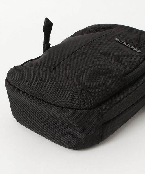 incase(インケース)の「INCO250011-BLK Incase Tracks Small Shoulder Pouch(ショルダーバッグ・メンズ・ブラック・ONE SIZE)」の12枚目の写真