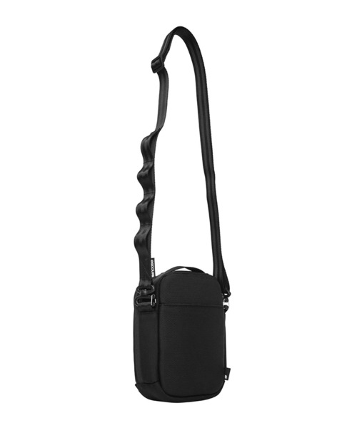 incase(インケース)の「INCO250011-BLK Incase Tracks Small Shoulder Pouch(ショルダーバッグ・メンズ・ブラック・ONE SIZE)」の3枚目の写真