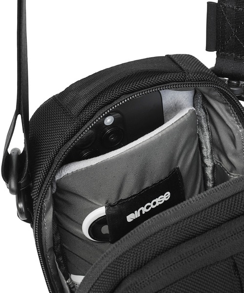 incase(インケース)の「INCO250011-BLK Incase Tracks Small Shoulder Pouch(ショルダーバッグ・メンズ・ブラック・ONE SIZE)」の8枚目の写真