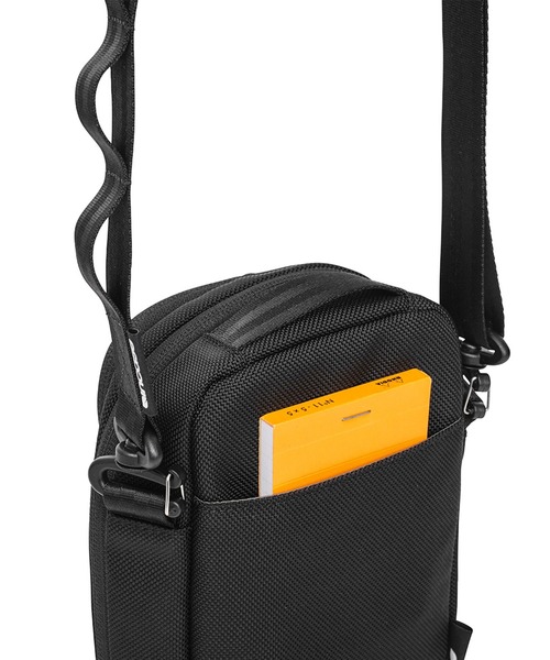 incase(インケース)の「INCO250011-BLK Incase Tracks Small Shoulder Pouch(ショルダーバッグ・メンズ・ブラック・ONE SIZE)」の9枚目の写真