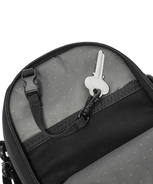 incase(インケース)の「INCO250011-BLK Incase Tracks Small Shoulder Pouch(ショルダーバッグ・メンズ・ブラック・ONE SIZE)」の10枚目の写真