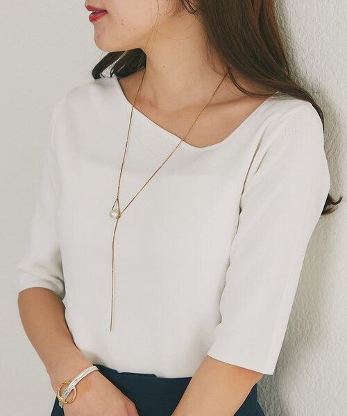 La boutique BonBon（ラブティックボンボン）の「【今すぐお届け！・全骨格おすすめ】クールタッチUVアシメネック5分袖ニット（ニット/セーター・レディース・ホワイト/ピンク/イエロー/ブラック/ネイビー・FREE）」の2枚目の写真