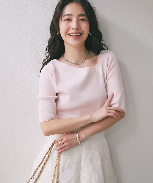 La boutique BonBon（ラブティックボンボン）の「【今すぐお届け！・全骨格おすすめ】クールタッチUVアシメネック5分袖ニット（ニット/セーター・レディース・ホワイト/ピンク/イエロー/ブラック/ネイビー・FREE）」の5枚目の写真