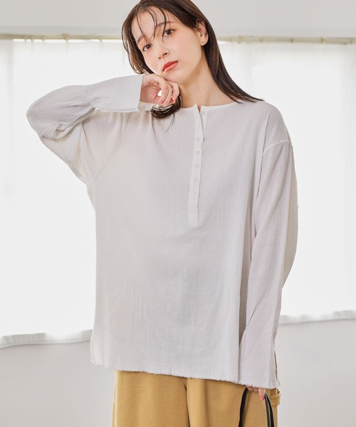 studio CLIP（スタディオクリップ）の「ヘンリーネックスリットブラウス（シャツ/ブラウス・レディース・オフホワイト/ライトブルー/スモーク・FREE）」の2枚目の写真