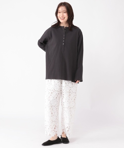 studio CLIP（スタディオクリップ）の「ヘンリーネックスリットブラウス（シャツ/ブラウス・レディース・オフホワイト/ライトブルー/スモーク・FREE）」の9枚目の写真