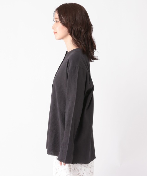 studio CLIP（スタディオクリップ）の「ヘンリーネックスリットブラウス（シャツ/ブラウス・レディース・オフホワイト/ライトブルー/スモーク・FREE）」の16枚目の写真