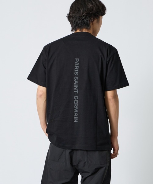 PARIS SAINT-GERMAIN（パリサンジェルマン）の「[PARIS SAINT-GERMAIN/パリ・サン＝ジェルマン] バーティカルロゴ バックプリント ショートスリーブTシャツ（Tシャツ/カットソー・メンズ・ホワイト/ブラック・XL/L/M）」の2枚目の写真