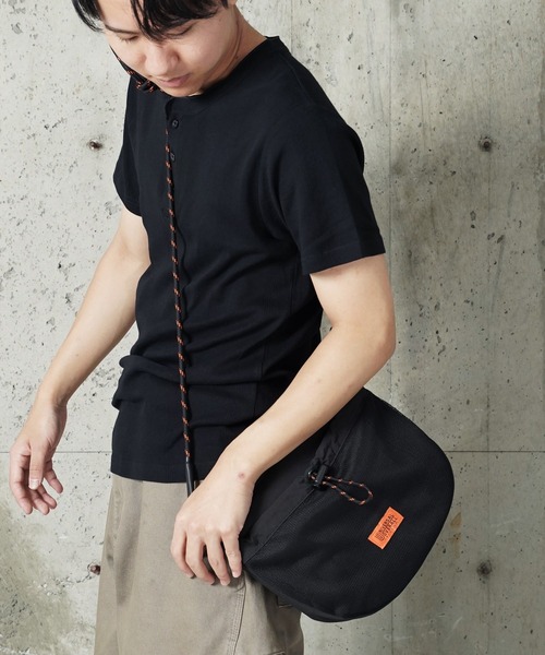 UNIVERSAL OVERALL(ユニバーサルオーバーオール)の「"07"≪UNIVERSAL OVERALL≫2ポケット/6L ザイル フロントメッシュ ラウンド ショルダーバッグ(ショルダーバッグ・メンズ・ブラック/モカ/ライトグレー・ONE SIZE)」の6枚目の写真