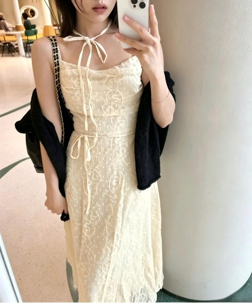 Aelina(エリナ)の「レースリボンキャミワンピース(ワンピース・レディース・ホワイト/ベージュ・FREE)」の2枚目の写真