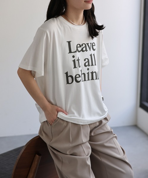 ap retro(アプレトロ)の「ニュアンスロゴフロッキープリントTシャツ / 大人カジュアル(Tシャツ/カットソー・レディース・ホワイト/アイボリー/ブラウン・FREE)」の1枚目の写真
