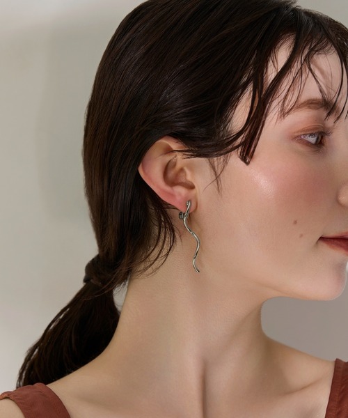 Phoebe(フィービィー)の「【痛くないシリーズ・金属アレルギー対応】グロスカーブソフトイヤリング(イヤリング・レディース・シルバー/イエローゴールド・FREE)」の10枚目の写真
