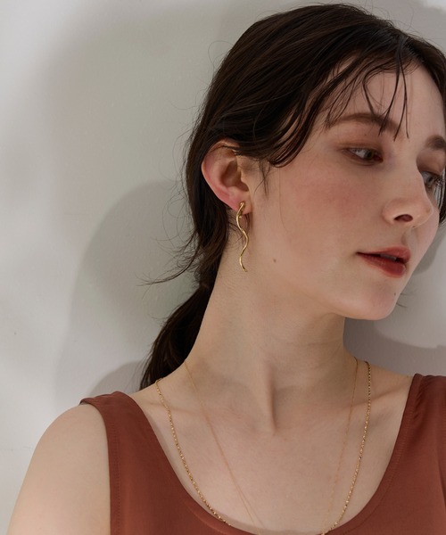 Phoebe(フィービィー)の「【痛くないシリーズ・金属アレルギー対応】グロスカーブソフトイヤリング(イヤリング・レディース・シルバー/イエローゴールド・FREE)」の14枚目の写真