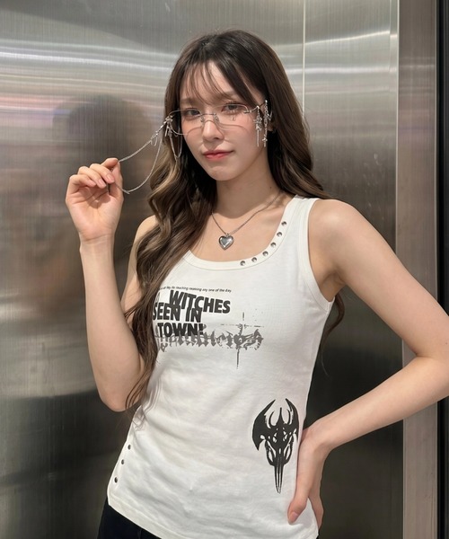 .KOM(ドットコム)の「A'GEM/9 × .kom 『.KOM/ドットケーオーエム』Witch Graphic Studs Tank Top / ウィッチグラフィック スタッズタンクトップ(タンクトップ・レディース・ホワイト/ブラック・M)」の11枚目の写真
