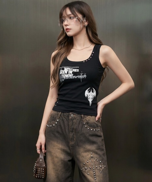 .KOM(ドットコム)の「A'GEM/9 × .kom 『.KOM/ドットケーオーエム』Witch Graphic Studs Tank Top / ウィッチグラフィック スタッズタンクトップ(タンクトップ・レディース・ホワイト/ブラック・M)」の7枚目の写真