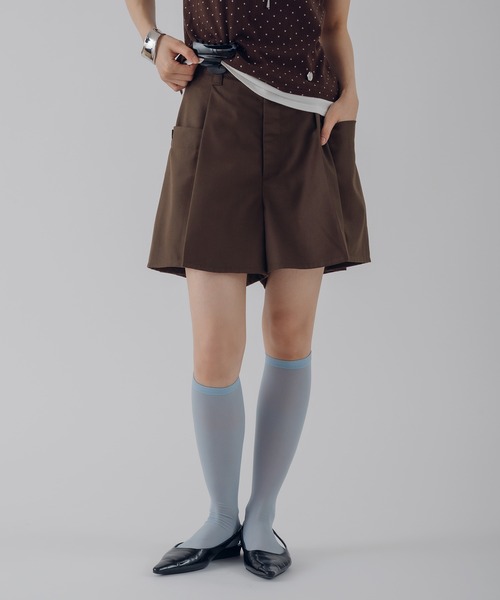 MUHET(ミュエータ)の「tuck short pants / タックショートパンツ(その他パンツ・レディース・ブラウン/ブラック・LARGE/SMALL/MEDIUM)」の2枚目の写真