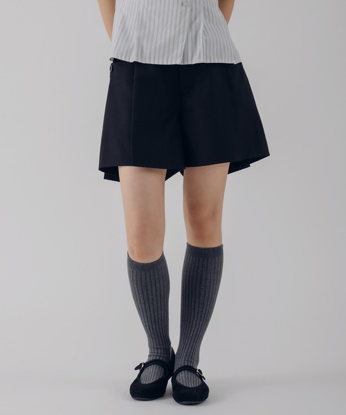 MUHET(ミュエータ)の「tuck short pants / タックショートパンツ(その他パンツ・レディース・ブラウン/ブラック・LARGE/SMALL/MEDIUM)」の1枚目の写真