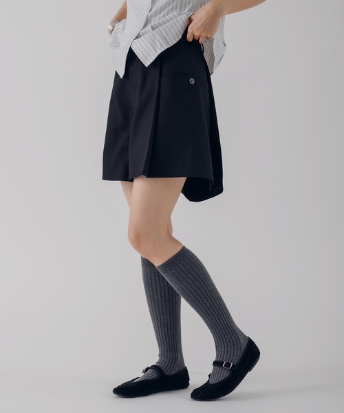 MUHET(ミュエータ)の「tuck short pants / タックショートパンツ(その他パンツ・レディース・ブラウン/ブラック・LARGE/SMALL/MEDIUM)」の4枚目の写真