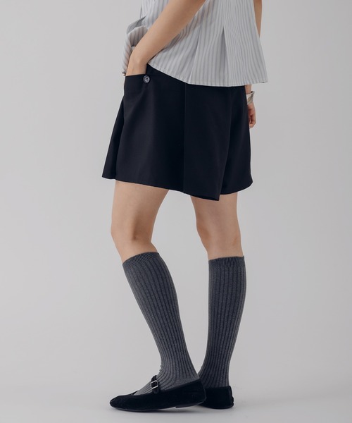 MUHET(ミュエータ)の「tuck short pants / タックショートパンツ(その他パンツ・レディース・ブラウン/ブラック・LARGE/SMALL/MEDIUM)」の5枚目の写真