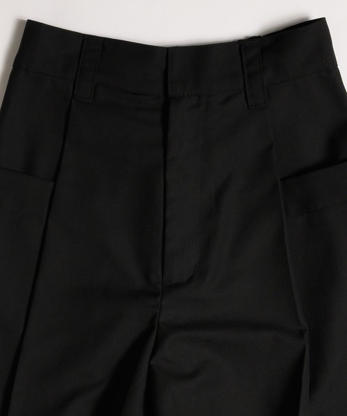 MUHET(ミュエータ)の「tuck short pants / タックショートパンツ(その他パンツ・レディース・ブラウン/ブラック・LARGE/SMALL/MEDIUM)」の3枚目の写真