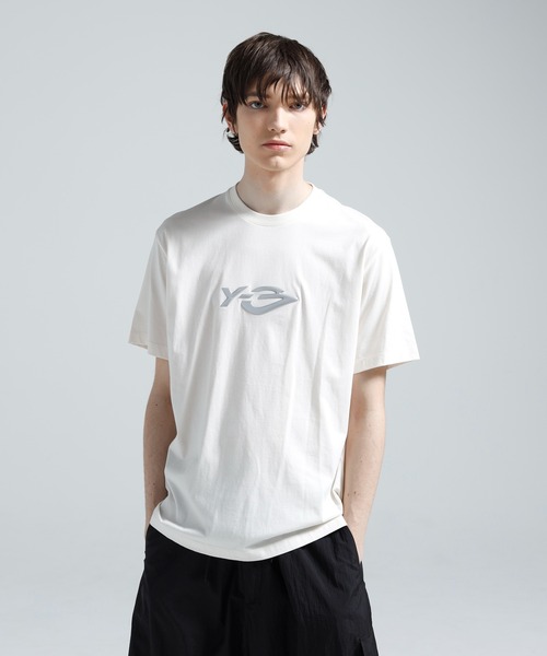 Y-3(ワイスリー)の「LOGO SS TEE(Tシャツ/カットソー・メンズ・ホワイト系その他・XX-LARGE/X-LARGE/LARGE/MEDIUM/SMALL/X-SMALL/XX-SMALL)」の3枚目の写真