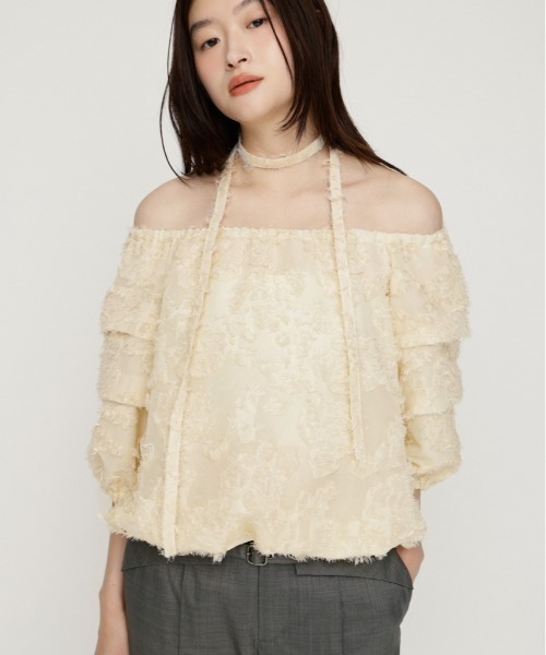 SLY(スライ)の「TUCK SLEEVE OFFSHOULDER TOPS タックスリーブオフショルダートップス 夏服 秋服(シャツ/ブラウス・レディース・アイボリー/ブラック/ブラウン・FREE)」の2枚目の写真