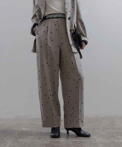 Eimee Law(エイミーロウ)の「ドットフロッキー センタープレスパンツ(スラックス・レディース・ベージュ/ブラック/カーキ・MEDIUM)」の1枚目の写真