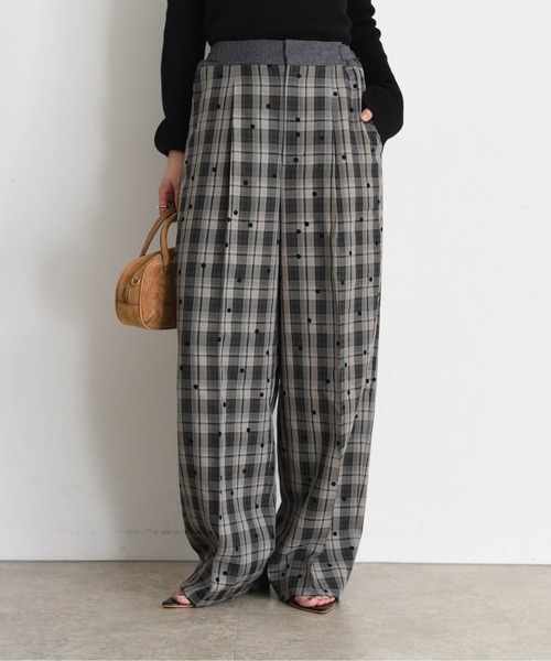 Eimee Law(エイミーロウ)の「ドットフロッキー センタープレスパンツ(スラックス・レディース・ベージュ/ブラック/カーキ・MEDIUM)」の3枚目の写真