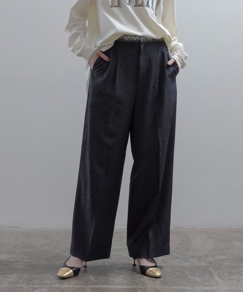 Eimee Law(エイミーロウ)の「ドットフロッキー センタープレスパンツ(スラックス・レディース・ベージュ/ブラック/カーキ・MEDIUM)」の2枚目の写真