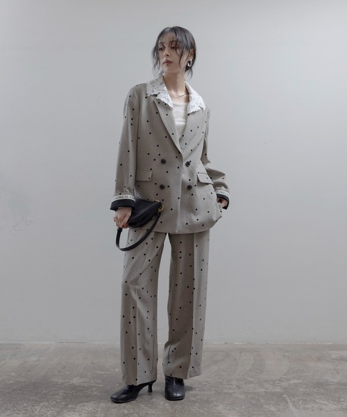 Eimee Law(エイミーロウ)の「ドットフロッキー センタープレスパンツ(スラックス・レディース・ベージュ/ブラック/カーキ・MEDIUM)」の4枚目の写真