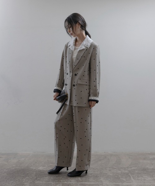 Eimee Law(エイミーロウ)の「ドットフロッキー センタープレスパンツ(スラックス・レディース・ベージュ/ブラック/カーキ・MEDIUM)」の5枚目の写真