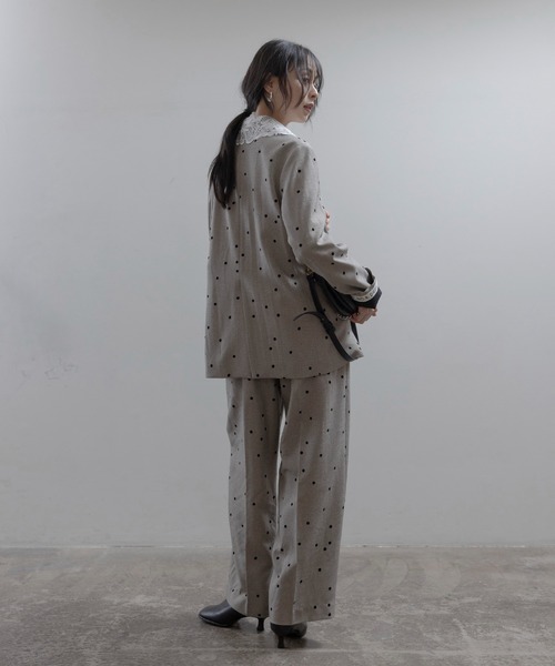 Eimee Law(エイミーロウ)の「ドットフロッキー センタープレスパンツ(スラックス・レディース・ベージュ/ブラック/カーキ・MEDIUM)」の6枚目の写真