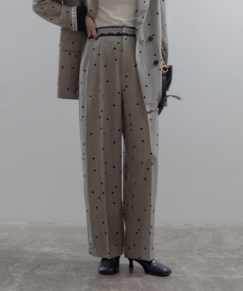 Eimee Law(エイミーロウ)の「ドットフロッキー センタープレスパンツ(スラックス・レディース・ベージュ/ブラック/カーキ・MEDIUM)」の7枚目の写真