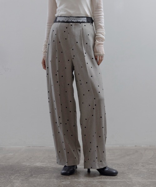 Eimee Law(エイミーロウ)の「ドットフロッキー センタープレスパンツ(スラックス・レディース・ベージュ/ブラック/カーキ・MEDIUM)」の8枚目の写真