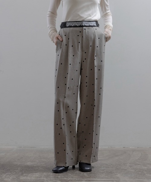 Eimee Law(エイミーロウ)の「ドットフロッキー センタープレスパンツ(スラックス・レディース・ベージュ/ブラック/カーキ・MEDIUM)」の9枚目の写真