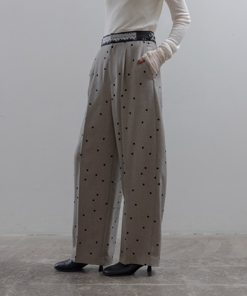 Eimee Law(エイミーロウ)の「ドットフロッキー センタープレスパンツ(スラックス・レディース・ベージュ/ブラック/カーキ・MEDIUM)」の10枚目の写真