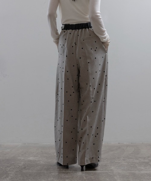 Eimee Law(エイミーロウ)の「ドットフロッキー センタープレスパンツ(スラックス・レディース・ベージュ/ブラック/カーキ・MEDIUM)」の11枚目の写真