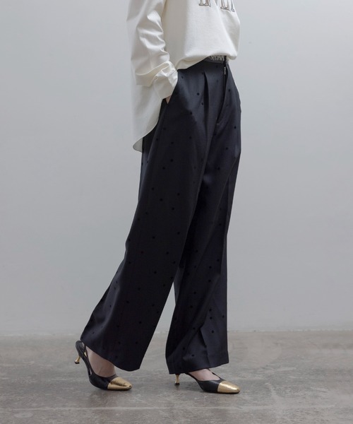 Eimee Law(エイミーロウ)の「ドットフロッキー センタープレスパンツ(スラックス・レディース・ベージュ/ブラック/カーキ・MEDIUM)」の16枚目の写真