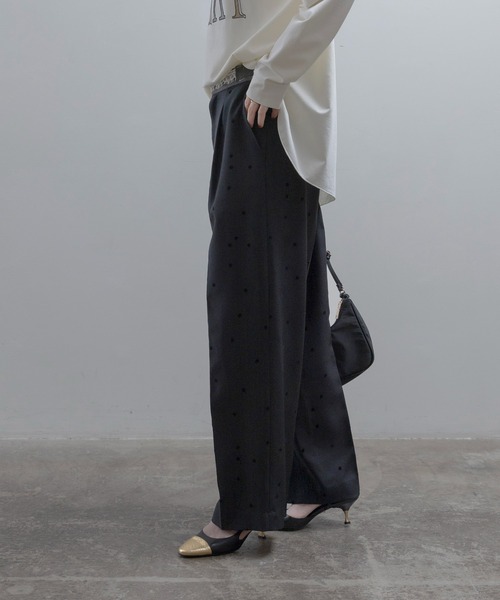 Eimee Law(エイミーロウ)の「ドットフロッキー センタープレスパンツ(スラックス・レディース・ベージュ/ブラック/カーキ・MEDIUM)」の19枚目の写真
