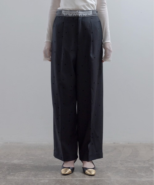 Eimee Law(エイミーロウ)の「ドットフロッキー センタープレスパンツ(スラックス・レディース・ベージュ/ブラック/カーキ・MEDIUM)」の21枚目の写真