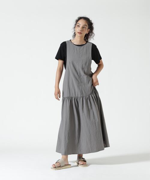 CHIGNON(シニヨン)の「CHIGNON(シニヨン)バッククロスティアードワンピース(ワンピース・レディース・ブラック/チャコールグレー・F)」の2枚目の写真