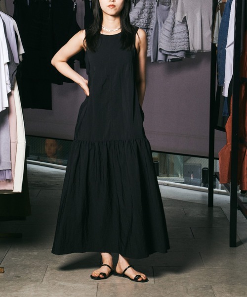 CHIGNON(シニヨン)の「CHIGNON(シニヨン)バッククロスティアードワンピース(ワンピース・レディース・ブラック/チャコールグレー・F)」の1枚目の写真