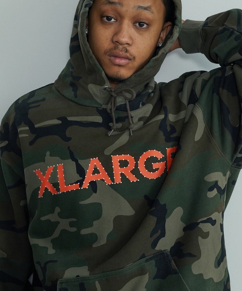 XLARGE(エクストララージ)の「RHINESTONE PULLOVER HOODED SWEATSHIRT(パーカー・メンズ・アッシュ/ブラック/カモフラージュ・S/L/M/XL)」の1枚目の写真
