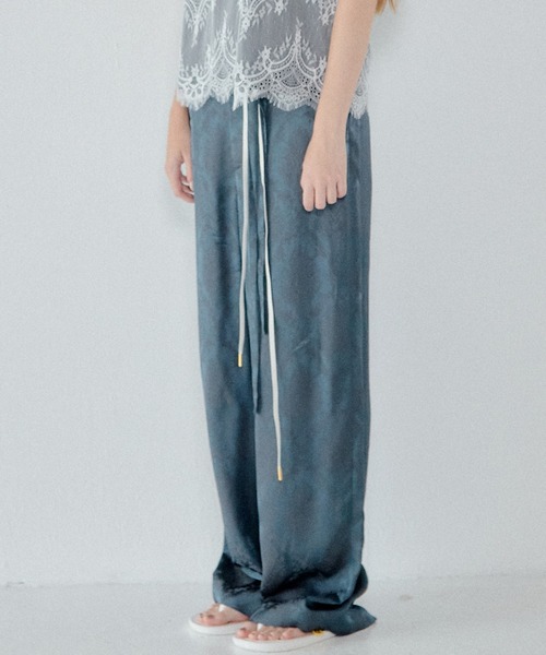 LE CIEL BLEU(ルシェルブルー)の「フリュードサテンパンツ / Fluid Satin Pants(その他パンツ・レディース・チャコールグレー・38/36/34)」の4枚目の写真