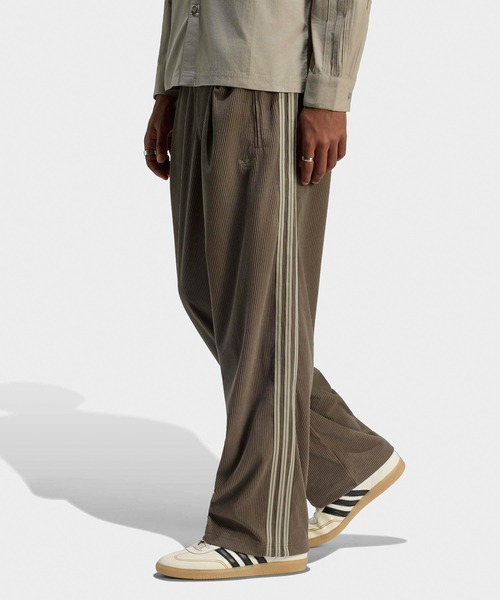 adidas(アディダス)の「adidas/アディダス FIREBIRD CORDUROY TRACK PANTS ファイヤーバード コーデュロイ トラックパンツ ラインパンツ メンズ レディース 2026年秋冬 秋服(その他パンツ・メンズ・ダークブラウン/ライトブラウン・S/M/L/XL)」の7枚目の写真