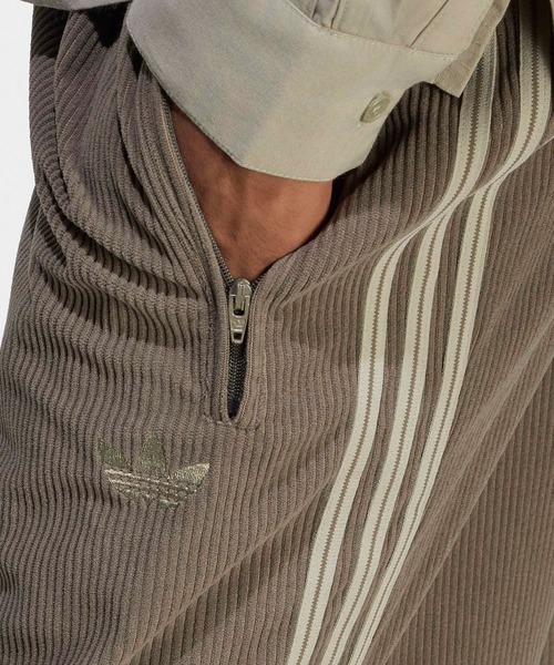 adidas(アディダス)の「adidas/アディダス FIREBIRD CORDUROY TRACK PANTS ファイヤーバード コーデュロイ トラックパンツ ラインパンツ メンズ レディース 2026年秋冬 秋服(その他パンツ・メンズ・ダークブラウン/ライトブラウン・S/M/L/XL)」の4枚目の写真