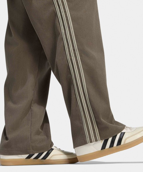 adidas(アディダス)の「adidas/アディダス FIREBIRD CORDUROY TRACK PANTS ファイヤーバード コーデュロイ トラックパンツ ラインパンツ メンズ レディース 2026年秋冬 秋服(その他パンツ・メンズ・ダークブラウン/ライトブラウン・S/M/L/XL)」の3枚目の写真