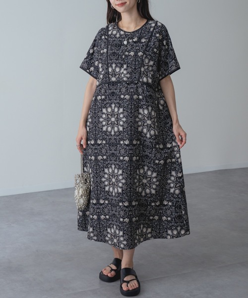 refinedworks(リファインドワークス)の「【refinedworks】一枚でサマになる ダマスク柄 パイピング ワンピース(ワンピース・レディース・ブラック/パープル・FREE)」の1枚目の写真