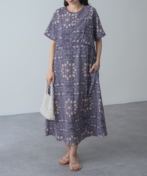 refinedworks(リファインドワークス)の「【refinedworks】一枚でサマになる ダマスク柄 パイピング ワンピース(ワンピース・レディース・ブラック/パープル・FREE)」の5枚目の写真