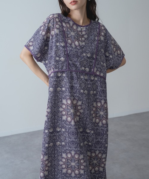 refinedworks(リファインドワークス)の「【refinedworks】一枚でサマになる ダマスク柄 パイピング ワンピース(ワンピース・レディース・ブラック/パープル・FREE)」の3枚目の写真